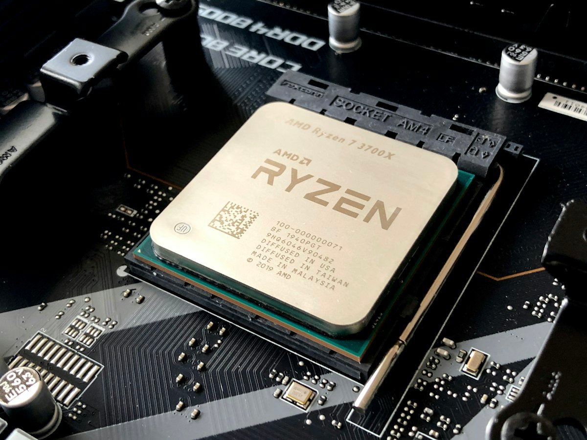 Intel Core i9-14900K vs AMD Ryzen 7 7800X3D: The 2026 Gaming CPU Showdown